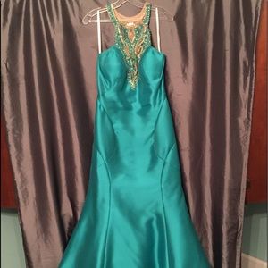 🎊♥️🎊😍🎊Formal Gown. Beaded Back w/small train